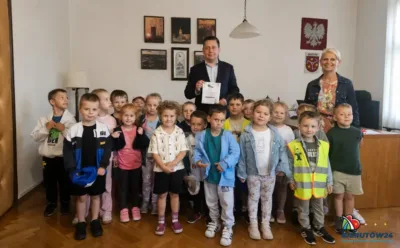 Przedszkolaki zaprosiły burmistrza na sadzenie „Drzewa Pamięci”
