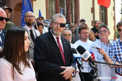 Grzegorz Braun z sześcioma prokuratorskimi zarzutami. Cztery dotyczą incydentu w oleśnickim szpitalu
