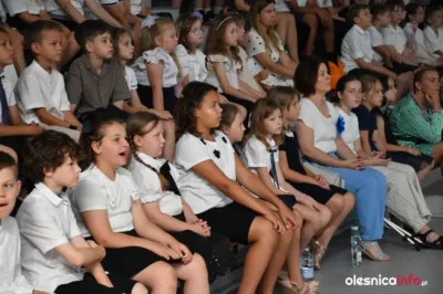 Uczniowie SP 1 w Oleśnicy wyróżnieni świadectwem z czerwonym paskiem