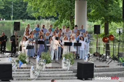 Tłumy w amfiteatrze nad stawami. Trwa Oleśnickie Wielbienie [ZDJĘCIA]
