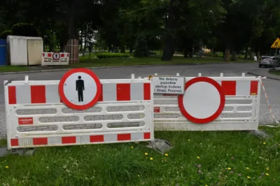 Chaos na ul. Kopernika. Znaki zniknęły, kierowcy jeżdżą po sfrezowanej drodze, a urzędnicy milczą