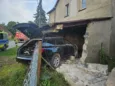 Audi wbiło się w ścianę budynku, kierowca zapadł się pod ziemię