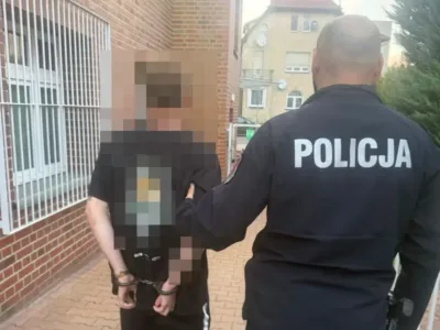 Wpadł na parkingu z małą porcją, w domu ukrywał słoiki pełne narkotyków