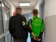 Chciał przechytrzyć policję, ukrywając się u kolegi. 40-latek trafił za kratki za długi alimentacyjne