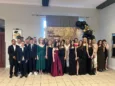 Pierwszy taki bal w historii szkoły. Ósmoklasiści pożegnali mury ósemki w wielkim stylu