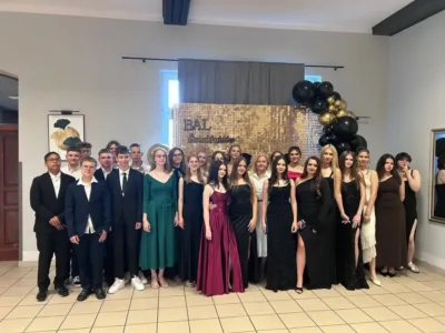 Pierwszy taki bal w historii szkoły. Ósmoklasiści pożegnali mury ósemki w wielkim stylu