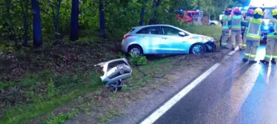 Groźny wypadek na DK 25 w Ostrowinie. Samochód osobowy dachował