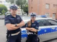 Znieczulica na drodze i dramatyczna akcja ratunkowa. Policjanci wybili szybę, by uratować uwięzionego mężczyznę