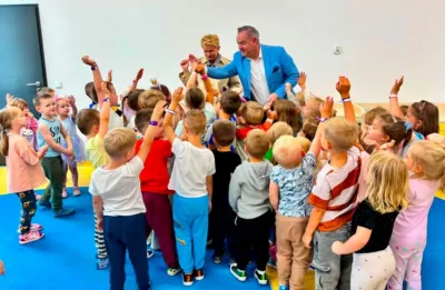 „Bezpieczny maluch – spokojny rodzic”. Bezpłatne opaski dla oleśnickich przedszkolaków