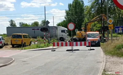 Komunikacyjny chaos na ul. Wiejskiej. Remont przejazdu kolejowego zaskoczył kierowców