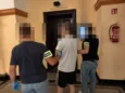 Z bronią w ręku napadł na sąsiadów. 46-latek z Oleśnicy trafił do aresztu [WIDEO]