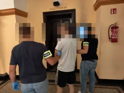 Z bronią w ręku napadł na sąsiadów. 46-latek z Oleśnicy trafił do aresztu [WIDEO]