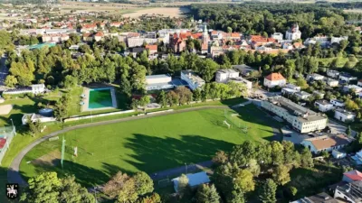 Zmiany na stadionie miejskim w Sycowie. Plac budowy oficjalnie przekazany wykonawcy