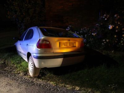 Ponad 2 promile za kółkiem. 23-latek zakończył jazdę w przydrożnym rowie