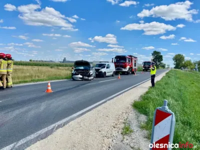 Wypadek na trasie Nowosiedlice – Dobroszyce. Zderzenie osobówek z lawetą