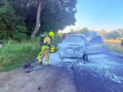 Płonące auto na drodze w Cieślach. Szybka akcja strażaków