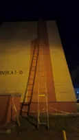 Drabina na dach zostawiona na noc. „To prosi się o tragedię”