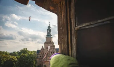 Balansowanie nad dziedzińcem. Slacklinerzy wracają na Zamek Książęcy