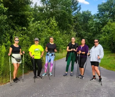 Kijki w dłoń i po zdrowie. W Dobroszycach trwają regularne zajęcia nordic walking
