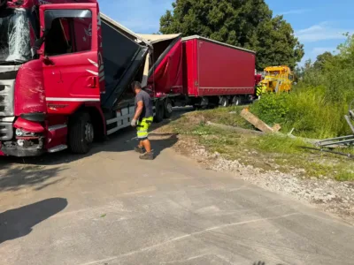 Groźny incydent na drodze. Ciężarówka staranowała słup i wjechała na prywatną posesję