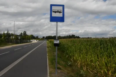 Autobus w kukurydzy? Nowe przystanki budzą uśmiech, ale mają sens
