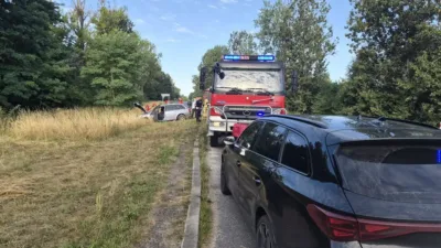 Poważny wypadek w Ligocie Polskiej. Osobówka dachowała, lądował śmigłowiec LPR
