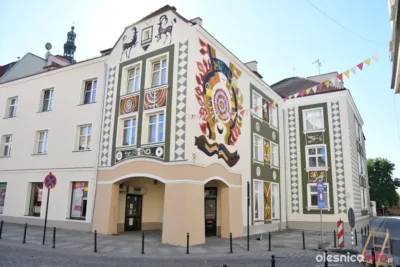 Powrót po 50 latach! Historyczny mural znów zdobi centrum Oleśnicy