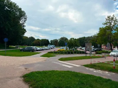 Utrudnienia w Oleśnicy. Parking przy ul. Wałowej zamknięty z powodu planu filmowego