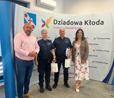 Wzorowa służba doceniona. Policjanci z nagrodami od władz gminy Dziadowa Kłoda