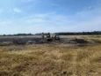 Groźny pożar w Poniatowicach. Płonął samochód osobowy i ściernisko