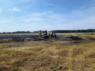 Groźny pożar w Poniatowicach. Płonął samochód osobowy i ściernisko