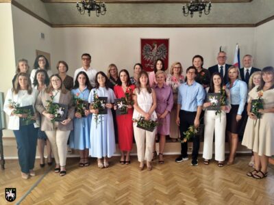 Uroczyste awanse w sycowskim magistracie. Nauczyciele z aktami mianowania