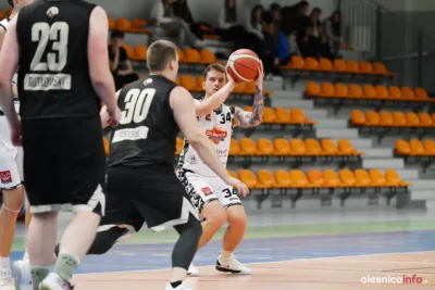 Team Plast KK Oleśnica wygrywa, ale trener Marcin Stach wymaga więcej