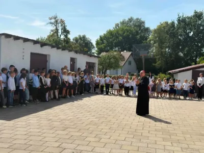 Biskup Jacek Kiciński z wizytą w Oleśnicy. Spotkania z uczniami i parafianami