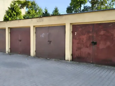 Poszukiwany właściciel garażu przy ul. św. Jadwigi. W tle niebezpieczne gniazdo i zagrożenie dla dzieci