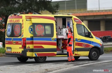 Karetka Pogotowia Ratunkowego pojawiła się podczas wypadku przy ul. Dobroszyckiej w Oleśnicy