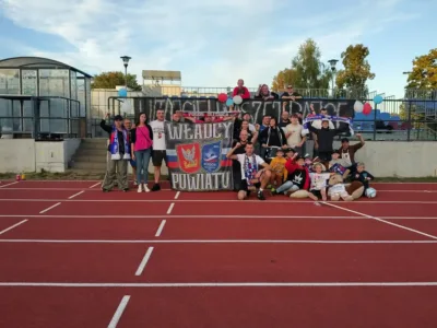 „Witajcie w naszej bajce”. Wyjątkowi goście na trybunach oleśnickiego stadionu
