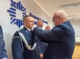 Uroczysta zbiórka w oleśnickiej komendzie. Policjanci i samorządowcy z Kaliskimi Krzyżami Zasługi