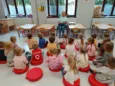 Czytanie łączy pokolenia. Spotkanie seniorek z maluchami w Przedszkolu nr 1 w Oleśnicy