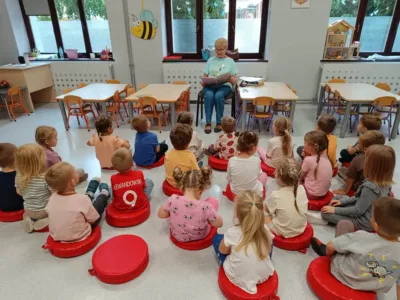 Czytanie łączy pokolenia. Spotkanie seniorek z maluchami w Przedszkolu nr 1 w Oleśnicy