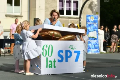 Uczniowie z Oleśnicy rozpoczęli rok szkolny. Siódemka wchodzi w jubileuszowy rok [ZDJĘCIA]