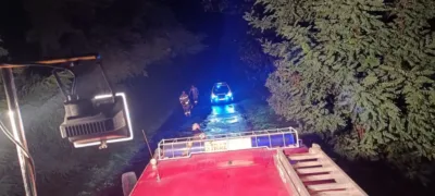 Nocna interwencja służb. Powalone drzewo zablokowało drogę