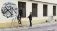 Zniszczona elewacja i nazistowskie symbole. Sprawą zajmuje się policja