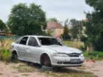 Plaga porzuconych wraków w Oleśnicy. Kolejne zdewastowane auto niszczeje przy Wojska Polskiego