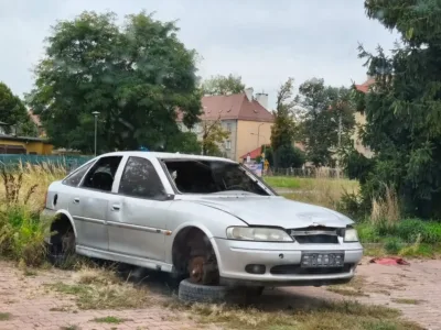 Plaga porzuconych wraków w Oleśnicy. Kolejne zdewastowane auto niszczeje przy Wojska Polskiego