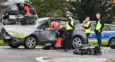 Poważny wypadek na ul. Dobroszyckiej. Zderzenie auta z motocyklem. Droga jest zablokowana