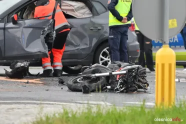 W wypadku na ulicy Dobroszyckiej, w okolicach zjazdu z trasy S8 brał udział samochód osobowy oraz motocykl