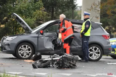 W wypadku na ulicy Dobroszyckiej, w okolicach zjazdu z trasy S8 brał udział samochód osobowy oraz motocykl