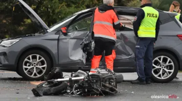 W wypadku na ulicy Dobroszyckiej, w okolicach zjazdu z trasy S8 brał udział samochód osobowy oraz motocykl