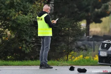 Policjanci zabezpieczyli miejsce zdarzenia podczas wypadkuna ulicy Dobroszyckiej, w okolicach zjazdu z trasy S8